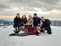 Zdjęcie grupowe. W tle śnieżny krajobraz.