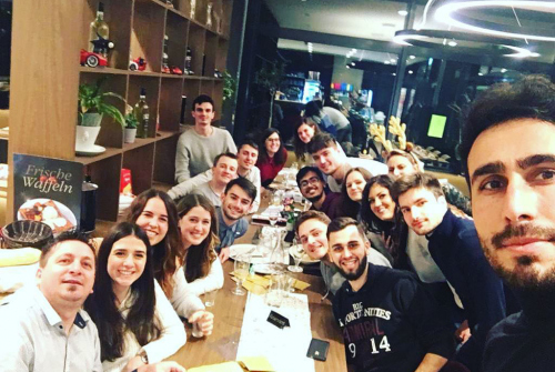 Grupa studentów siedzi wokół stołu