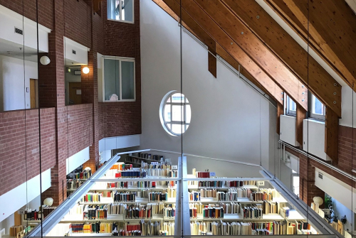 Wnętrze biblioteki widziane z góry