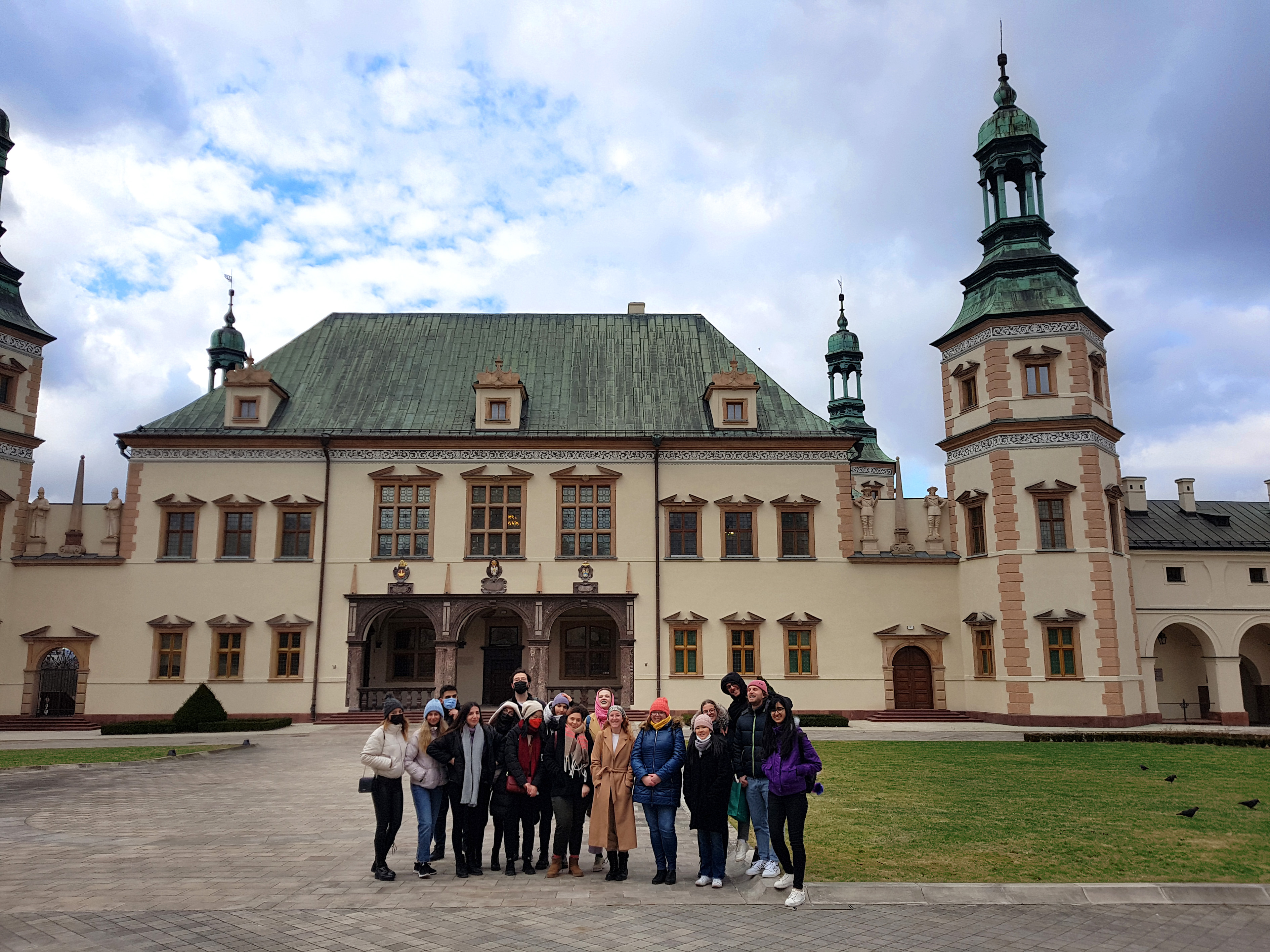 Zdjęcie grupowe studentów. W tle Pałac Biskupów Krakowsich.