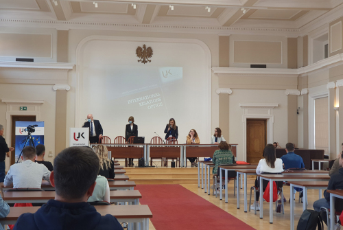 W środku po lewej stoi prof. Stanisław Głuszek, rektor UJK. Obok niego koordynatorzy.  Studenci siedzą.