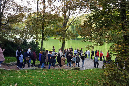 Grupa studentów spaceruje po parku.